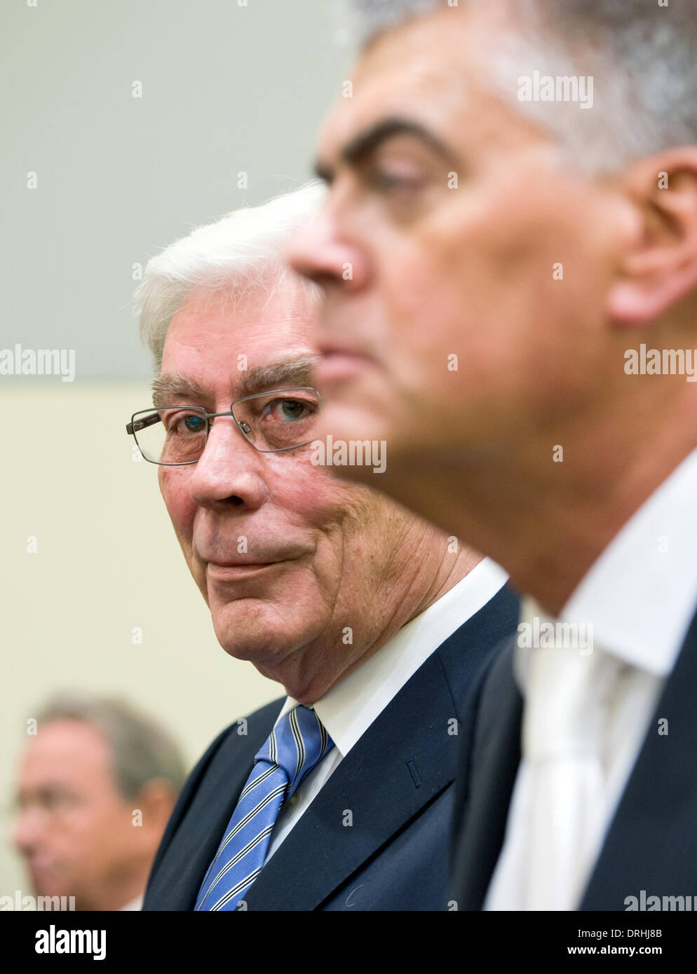 Ex BayernLB (bavarese banca statale) manager Werner Schmidt si erge in aula dietro il suo avvocato Felix Doerr nella Corte Regionale di Monaco di Baviera, Germania, 27 gennaio 2014. Ex dirigenti della BayernLB sono accusati di appropriazione indebita in relazione all'acquisto di gruppo bancario austriaco Hypo Group Alpe Adria (HGAA). Foto: Peter Kneffel/dpa Foto Stock