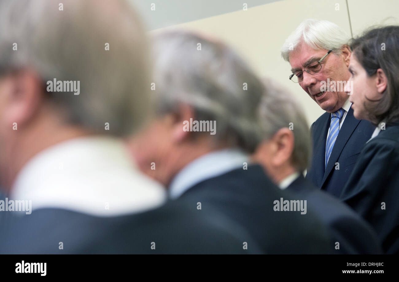 Ex BayernLB (bavarese banca statale) manager Werner Schmidt si erge in aula dietro i suoi avvocati nella Corte Regionale di Monaco di Baviera, Germania, 27 gennaio 2014. Ex dirigenti della BayernLB sono accusati di appropriazione indebita in relazione all'acquisto di gruppo bancario austriaco Hypo Group Alpe Adria (HGAA). Foto: Peter Kneffel/dpa Foto Stock