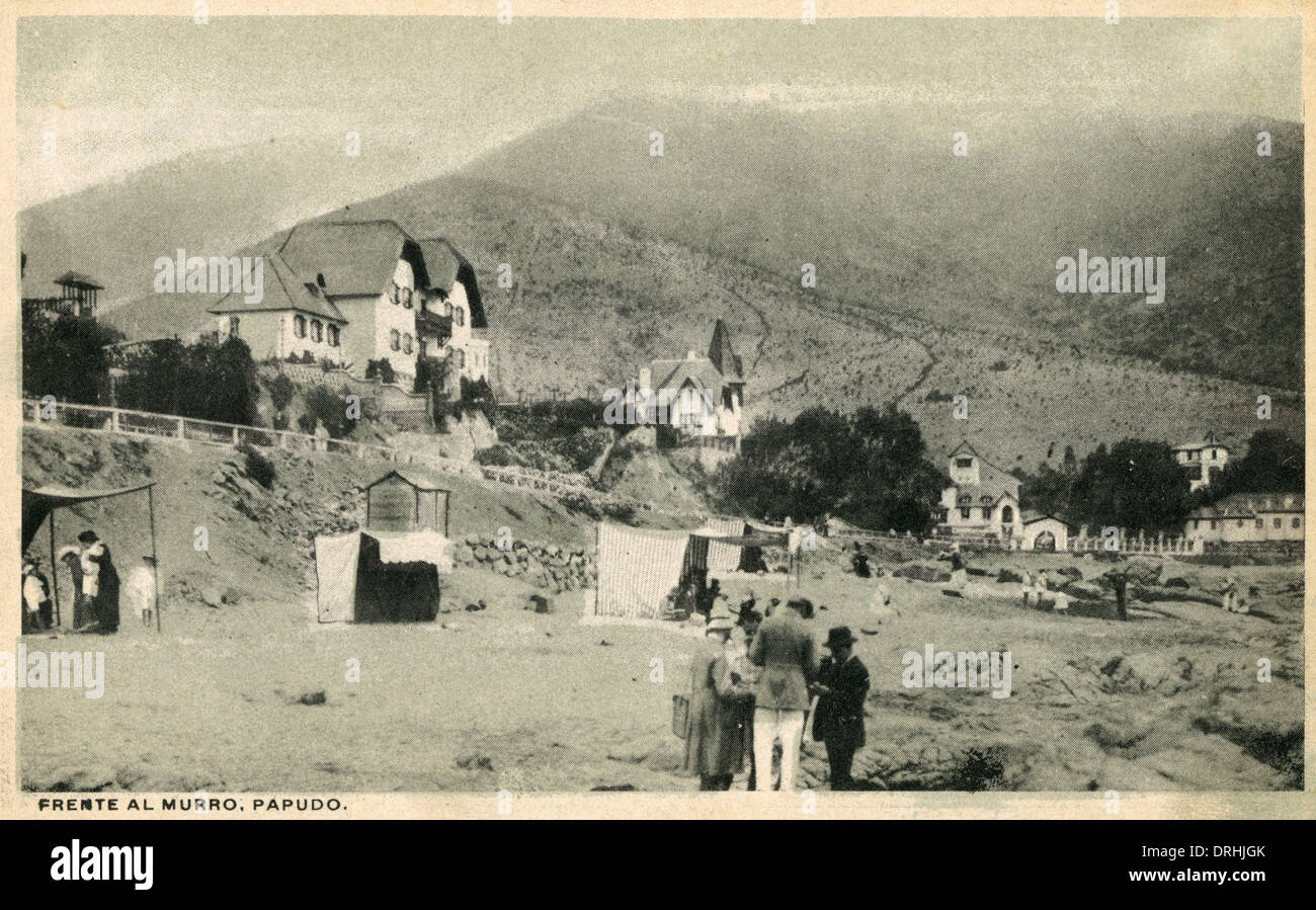 Seawall dietro la spiaggia a Papudo, Cile Foto Stock