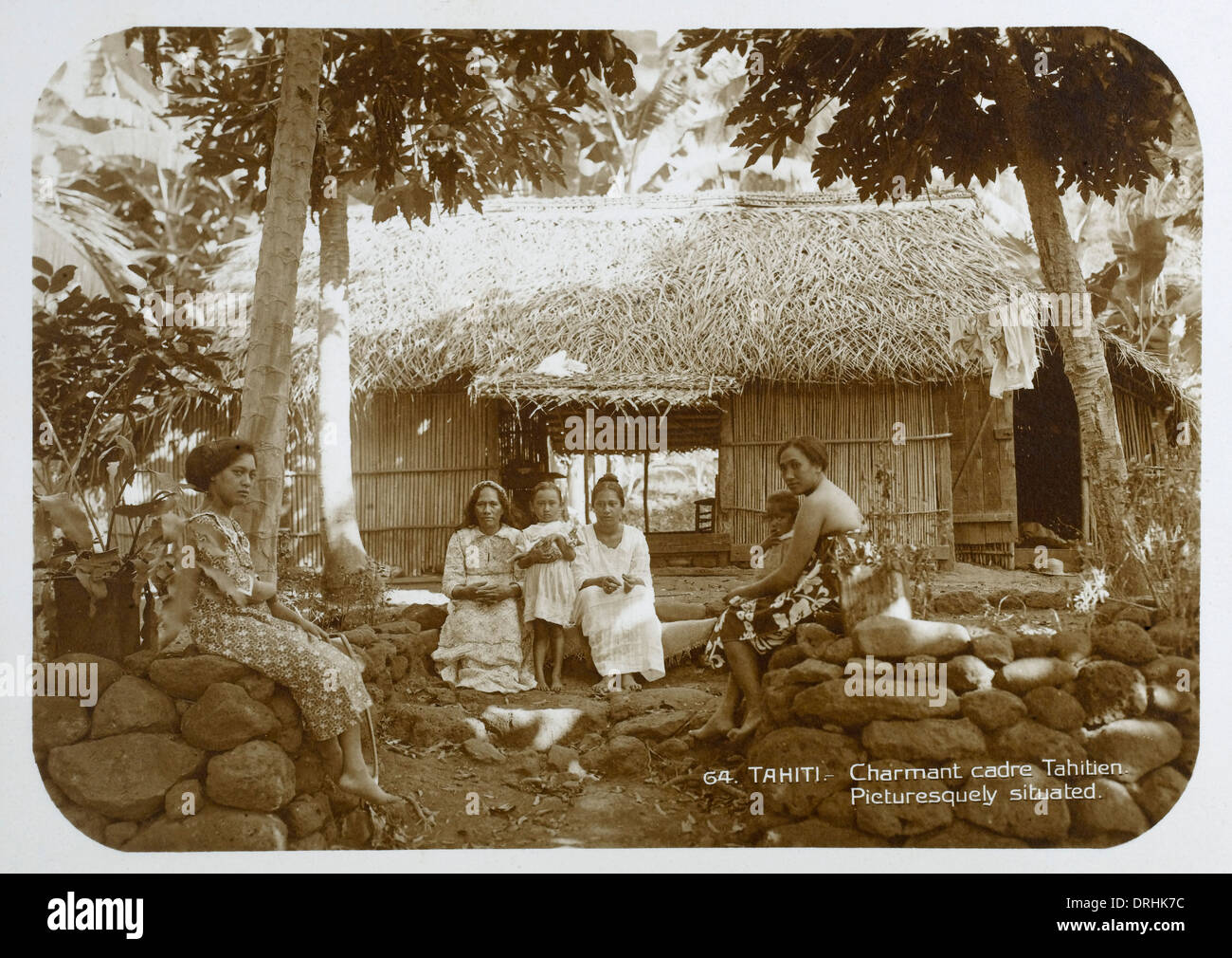 Gli abitanti di un villaggio Tahitiano Foto Stock