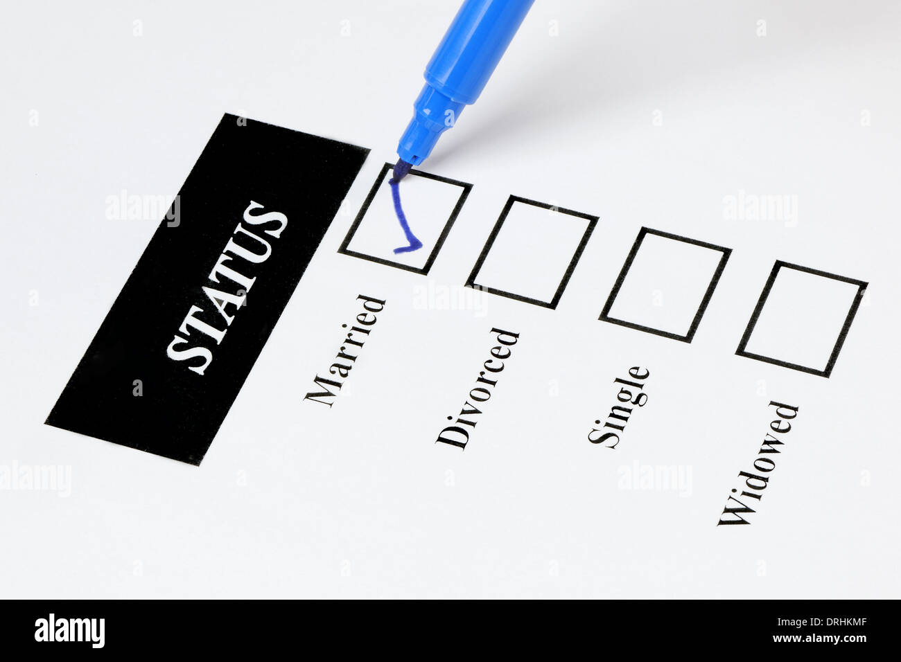 Un modulo che mostra lo stato civile con check - Scatole e penna Foto Stock
