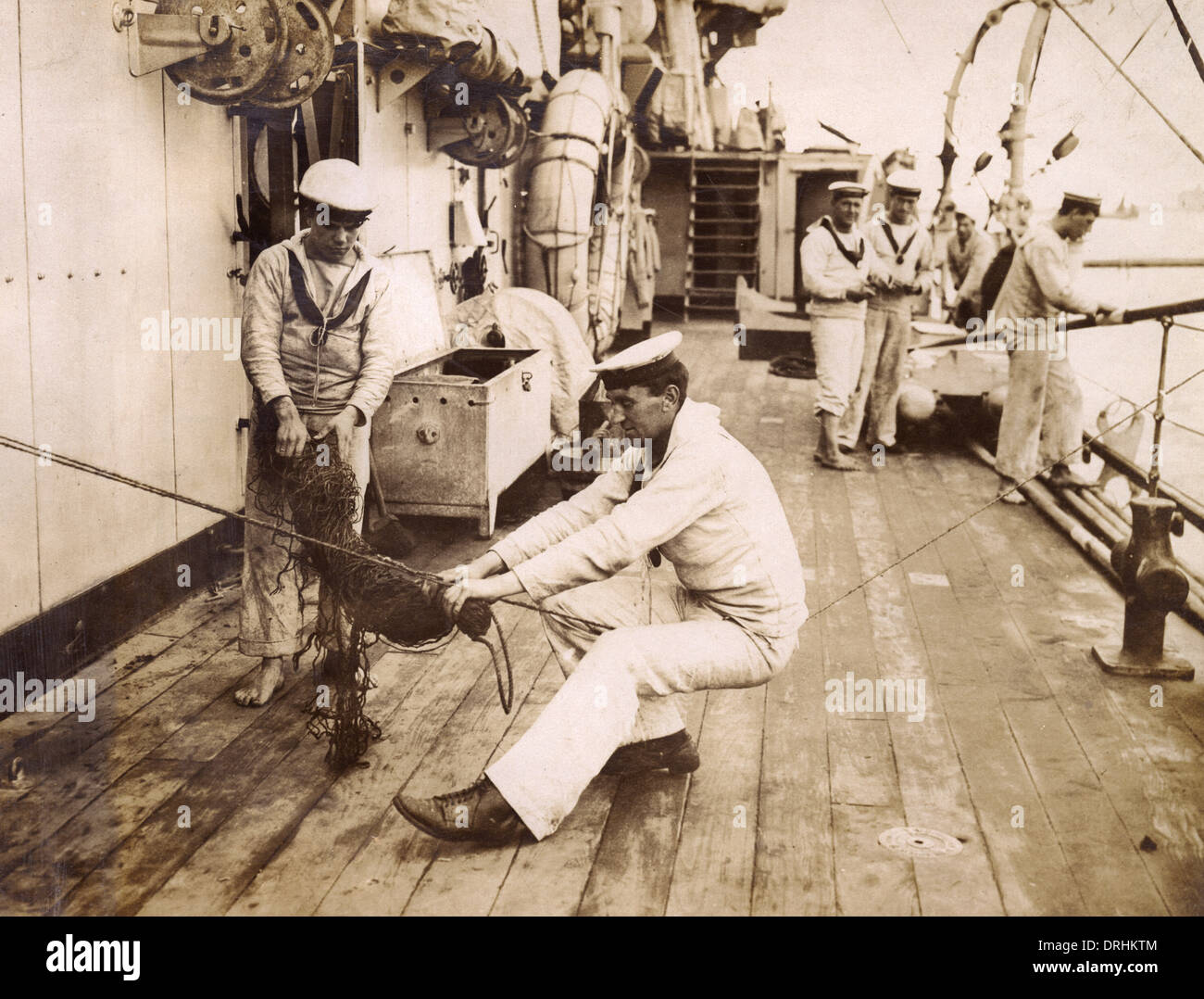 Sailor 'Rilegatura un bastoncino di cotone", seduto su una fune, WW1 Foto Stock
