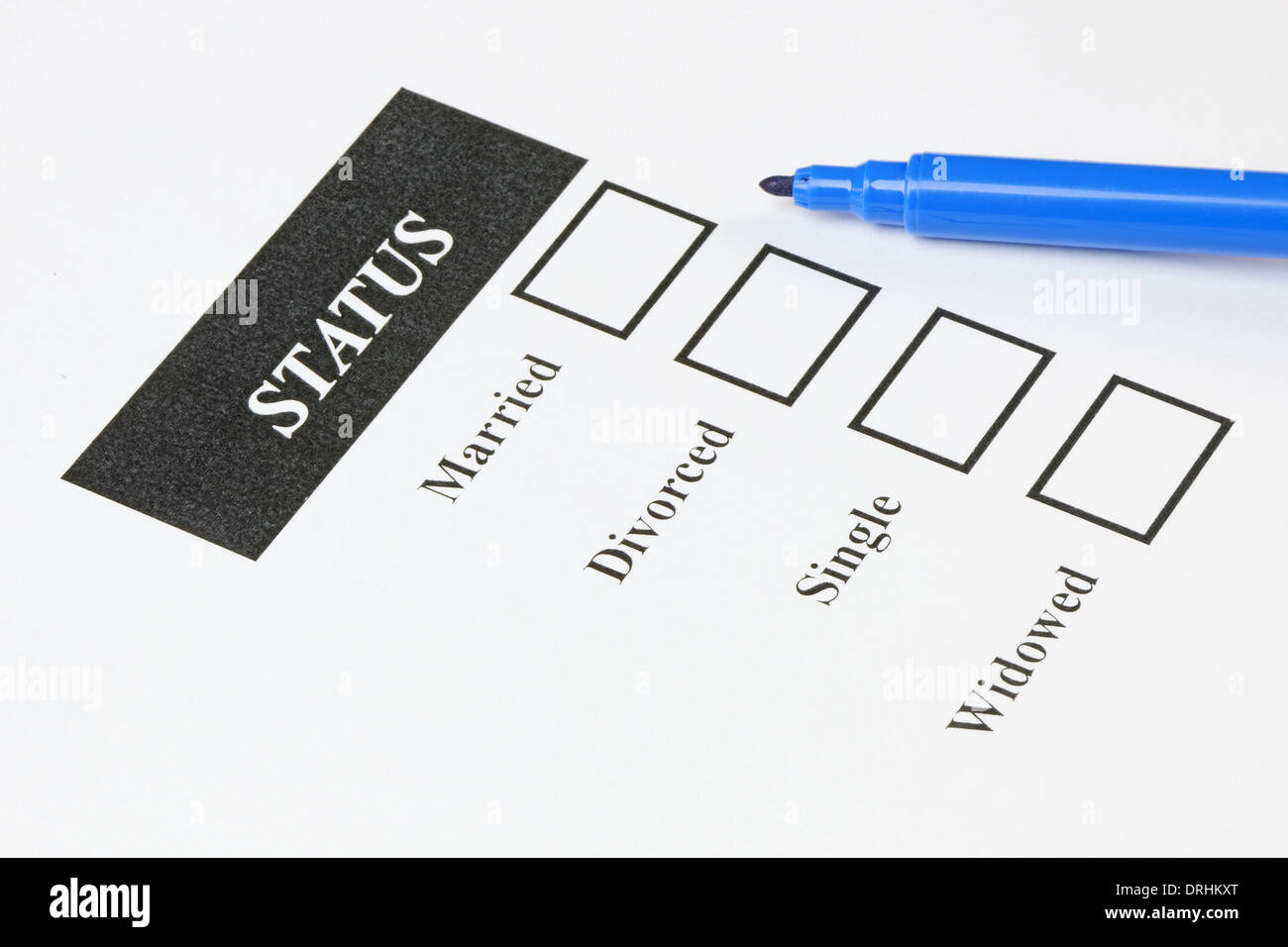 Un modulo che mostra lo stato civile con check - Scatole e penna Foto Stock