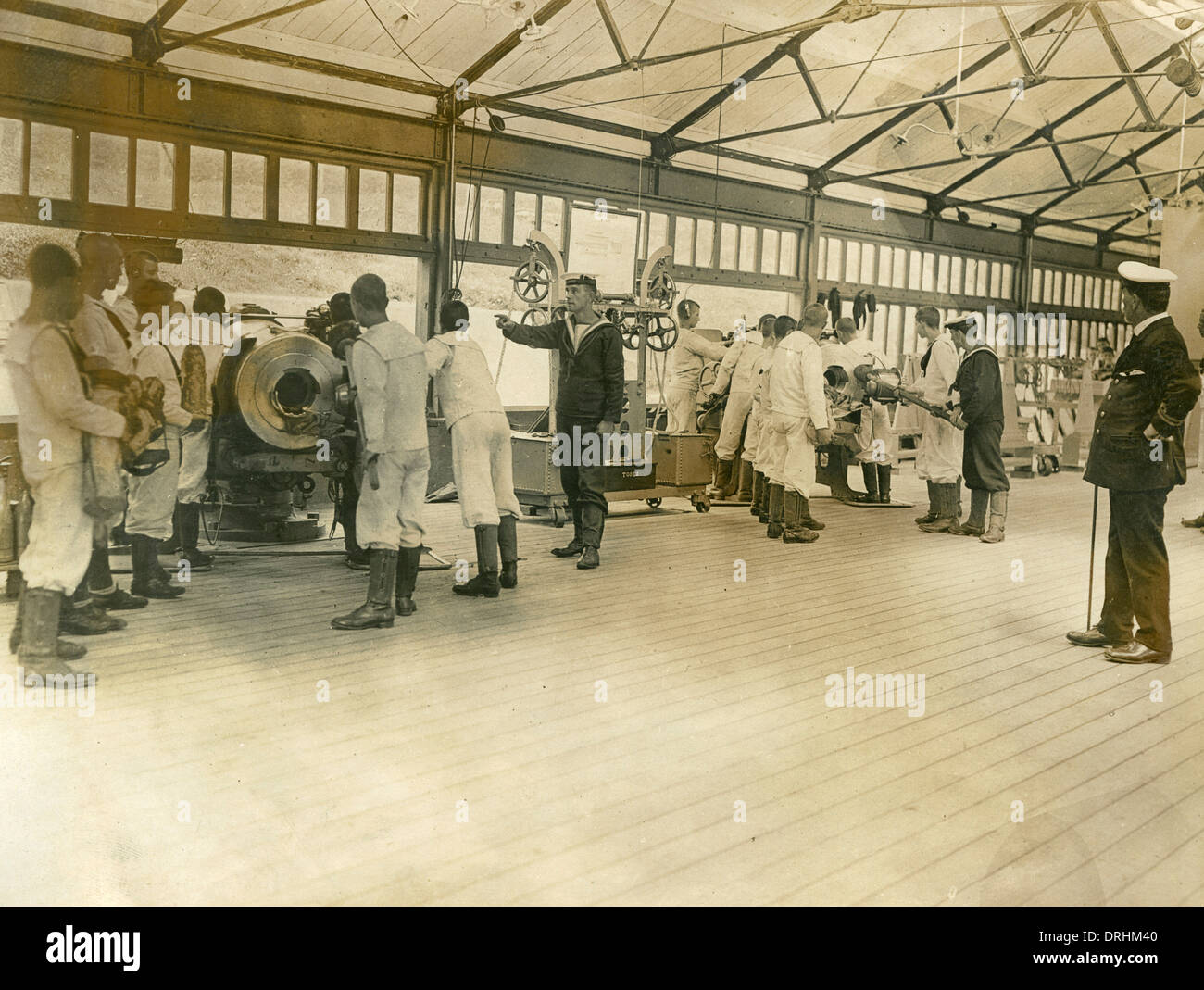 I ragazzi in formazione sul lavoro della batteria, Shotley caserma, WW1 Foto Stock
