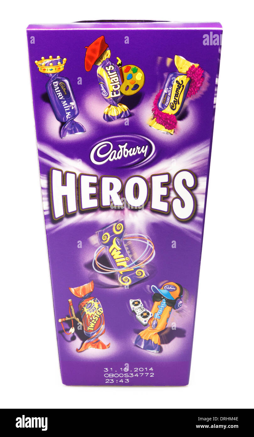 Scatola di Cadbury's Heroes cioccolatini in confezione chiusa e isolata su uno sfondo bianco. Inghilterra Regno Unito Gran Bretagna Foto Stock