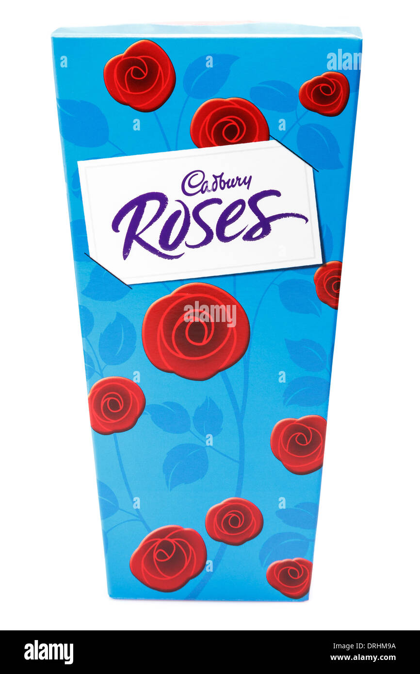 Una scatola di Cadbury's Rose cioccolatini in confezione chiusa e isolata su uno sfondo bianco. Inghilterra Regno Unito Gran Bretagna Foto Stock