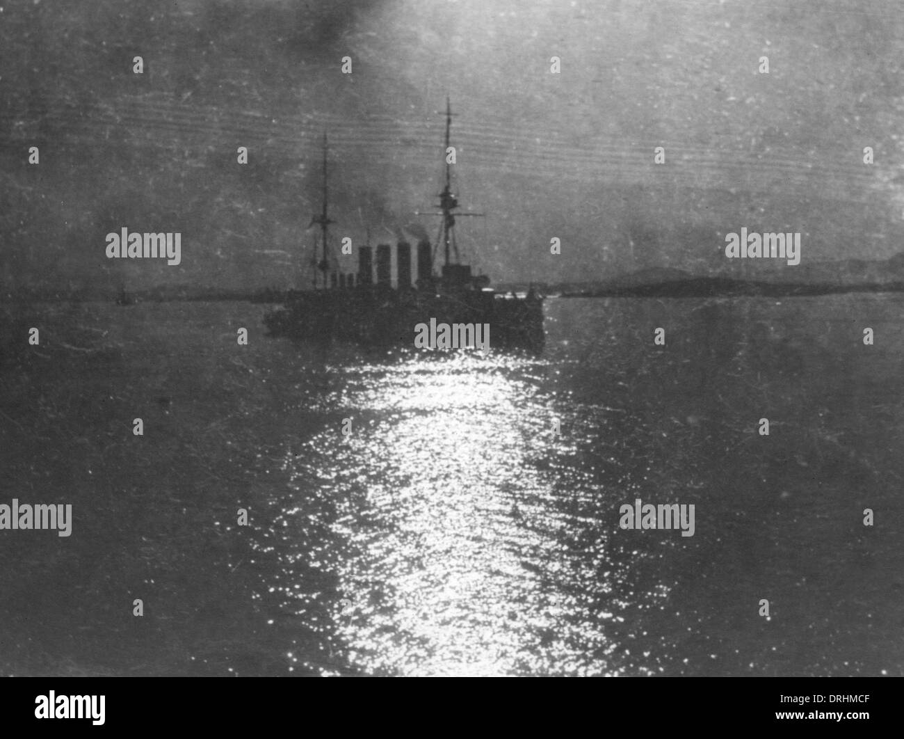 Nave con quattro imbuti in mare di notte, WW1 Foto Stock