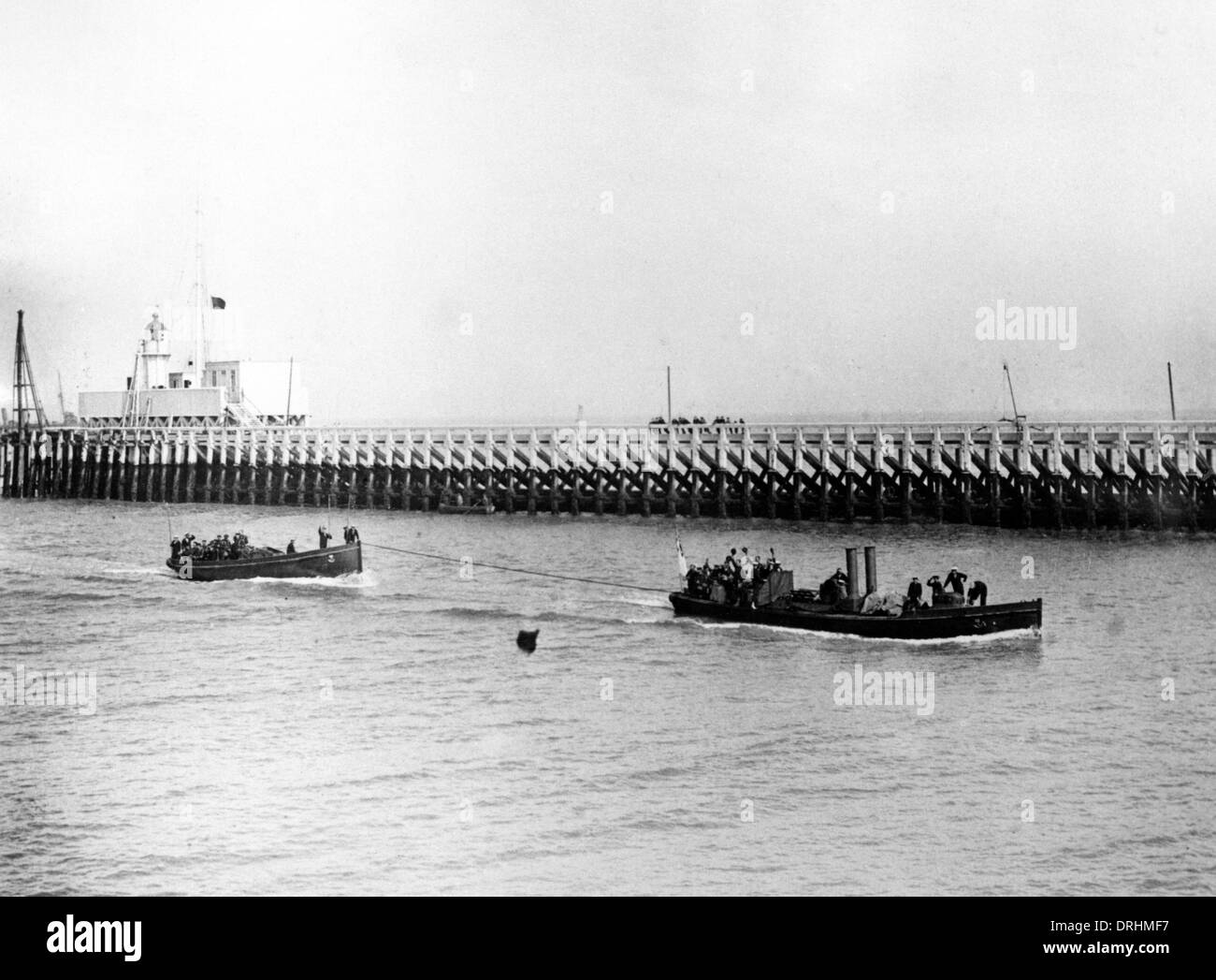 Barche contenenti marinai britannici nei pressi di un molo, WW1 Foto Stock
