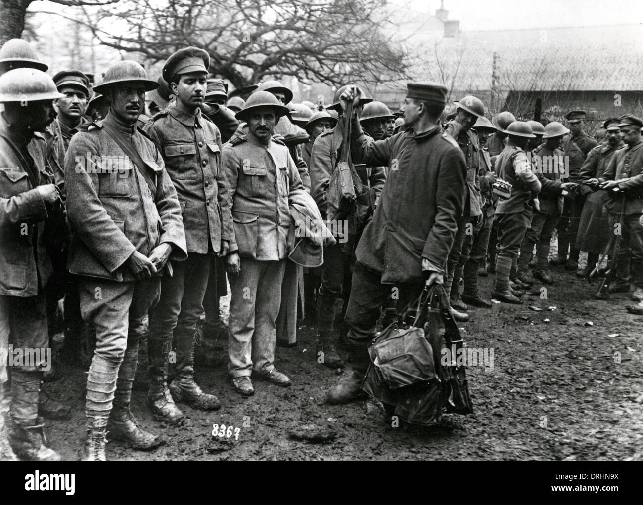 Prigionieri portoghesi consegna maschere antigas, WW1 Foto Stock