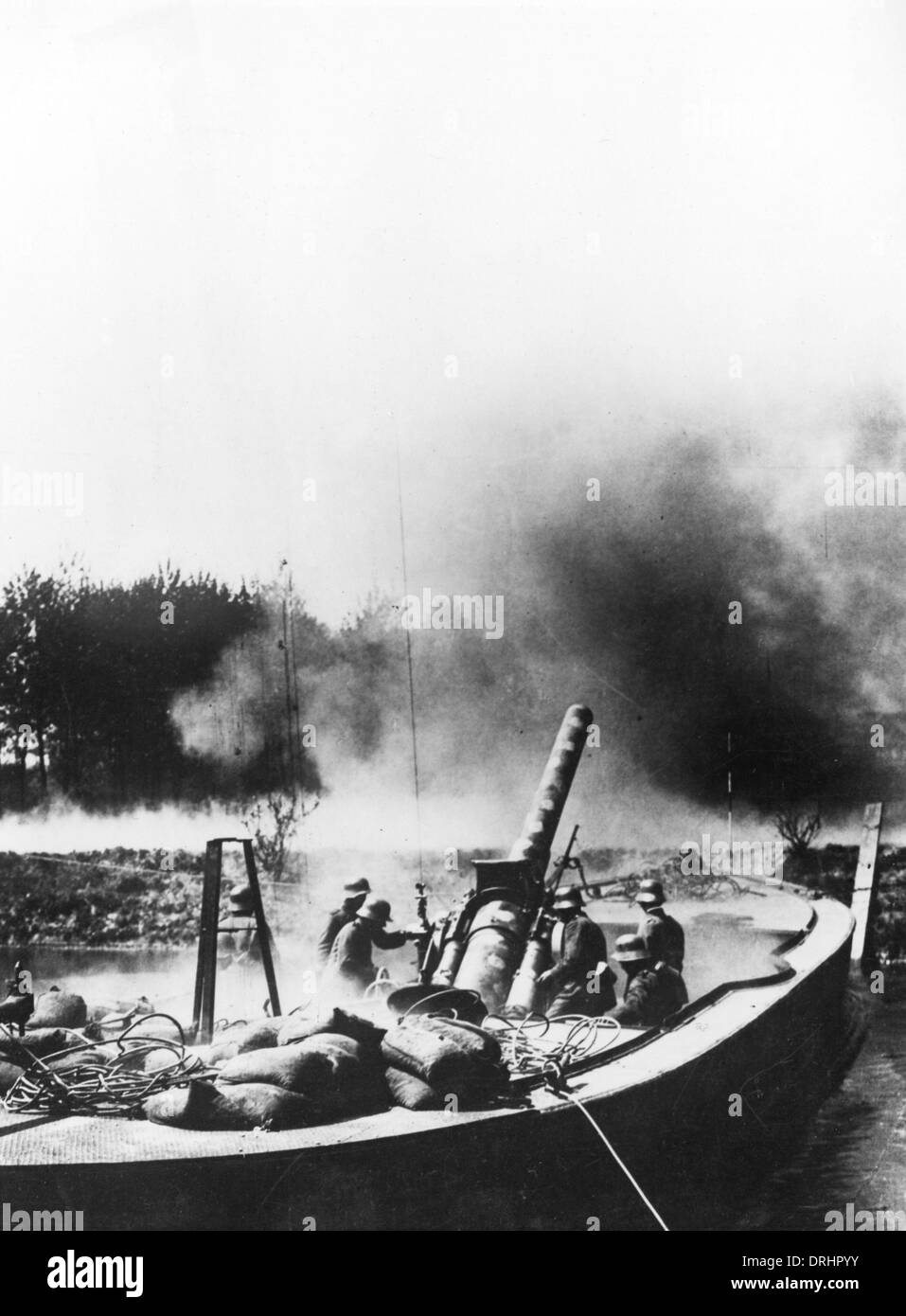 Il tedesco 15cm pistola su una chiatta, Aisne Canal, Francia, WW1 Foto Stock