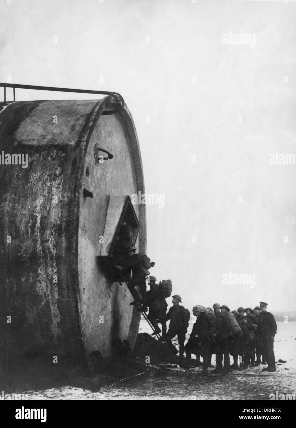 Soldati alleati salendo una scala a pioli, WW1 Foto Stock