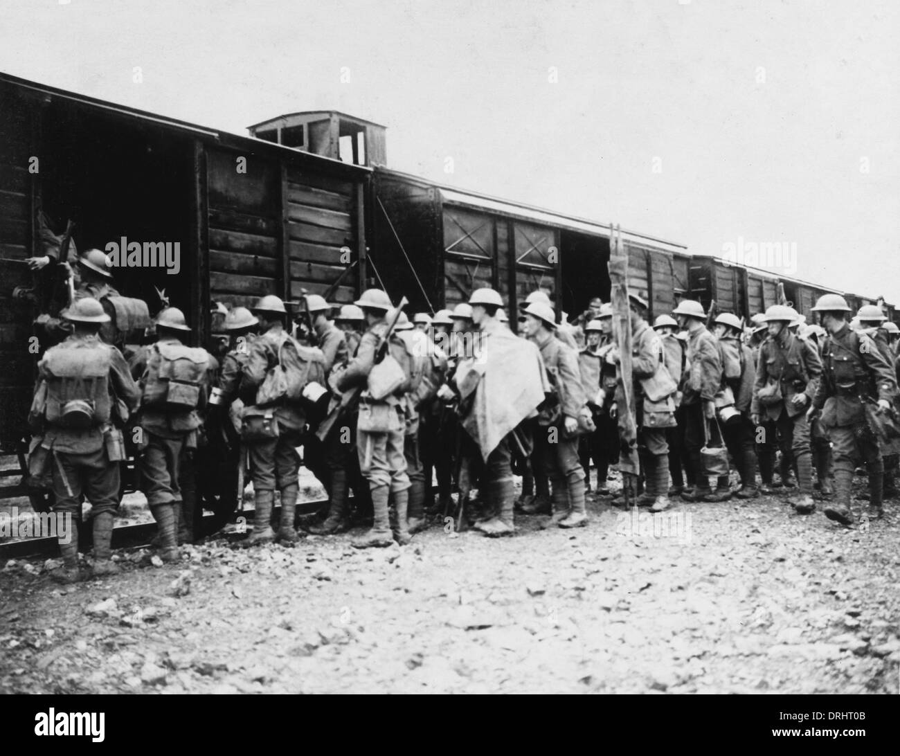 Le truppe britanniche di salire a bordo di un treno, fronte occidentale, WW1 Foto Stock
