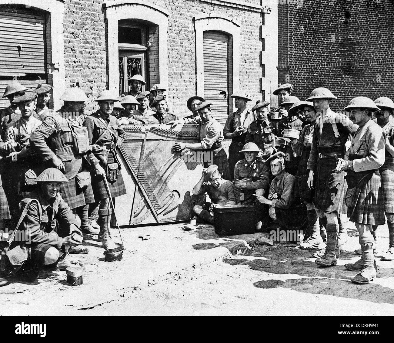 Soldati alleati rilassante con musica di pianoforte, WW1 Foto Stock