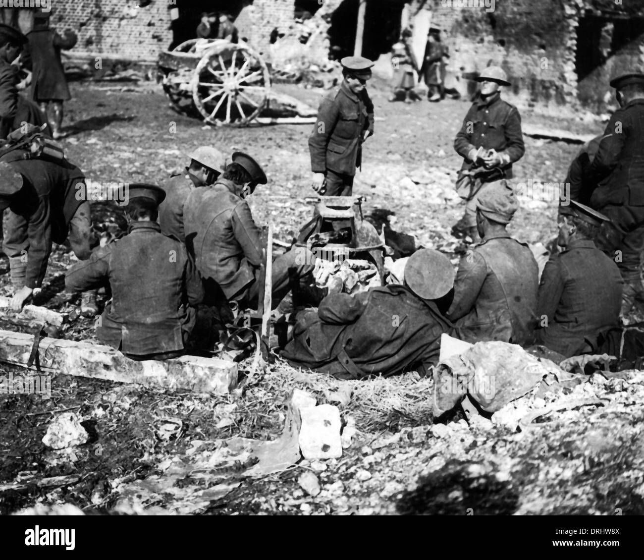 Soldati britannici attorno a un fuoco, fronte occidentale, WW1 Foto Stock