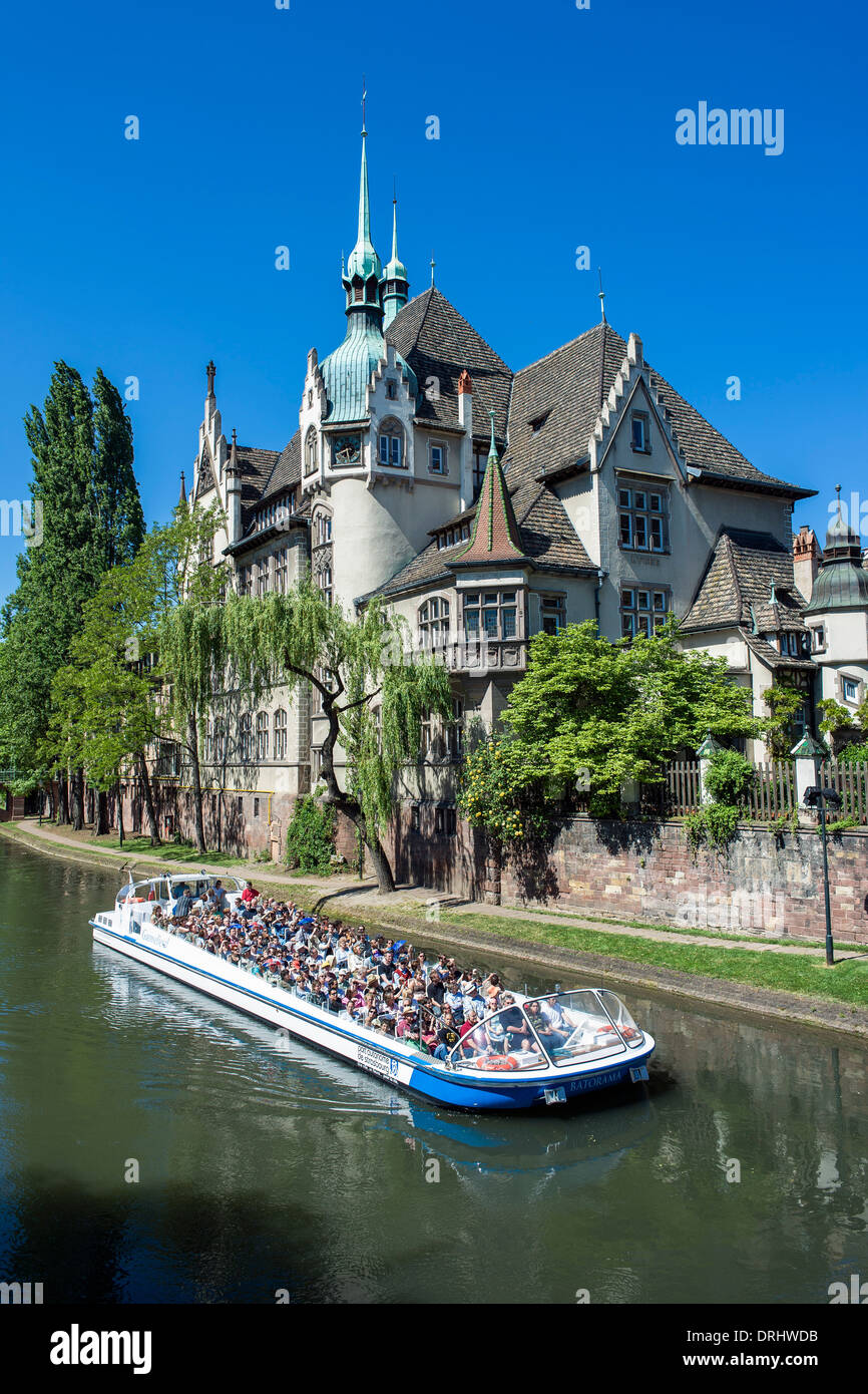 Gita turistica di crociera in barca sul fiume Ill, Lycée des Pontonniers internazionali di alta scuola, Strasburgo, Alsazia, Francia, Europa Foto Stock