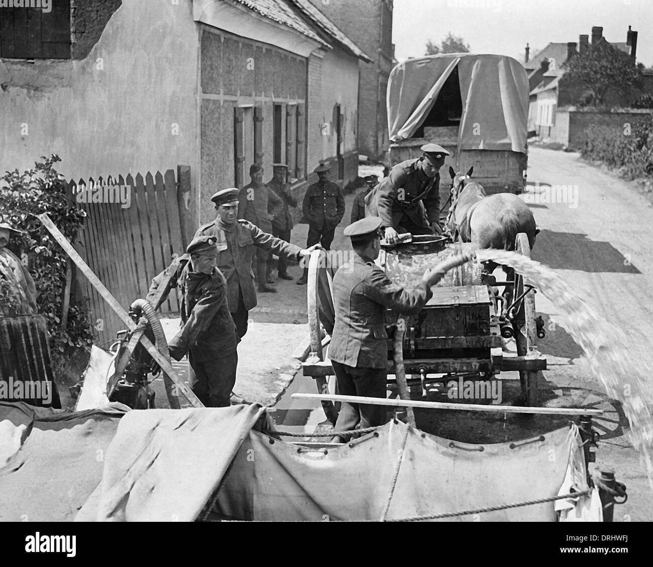 Depurazione acqua di fiume per le truppe britanniche, fronte occidentale, WW1 Foto Stock