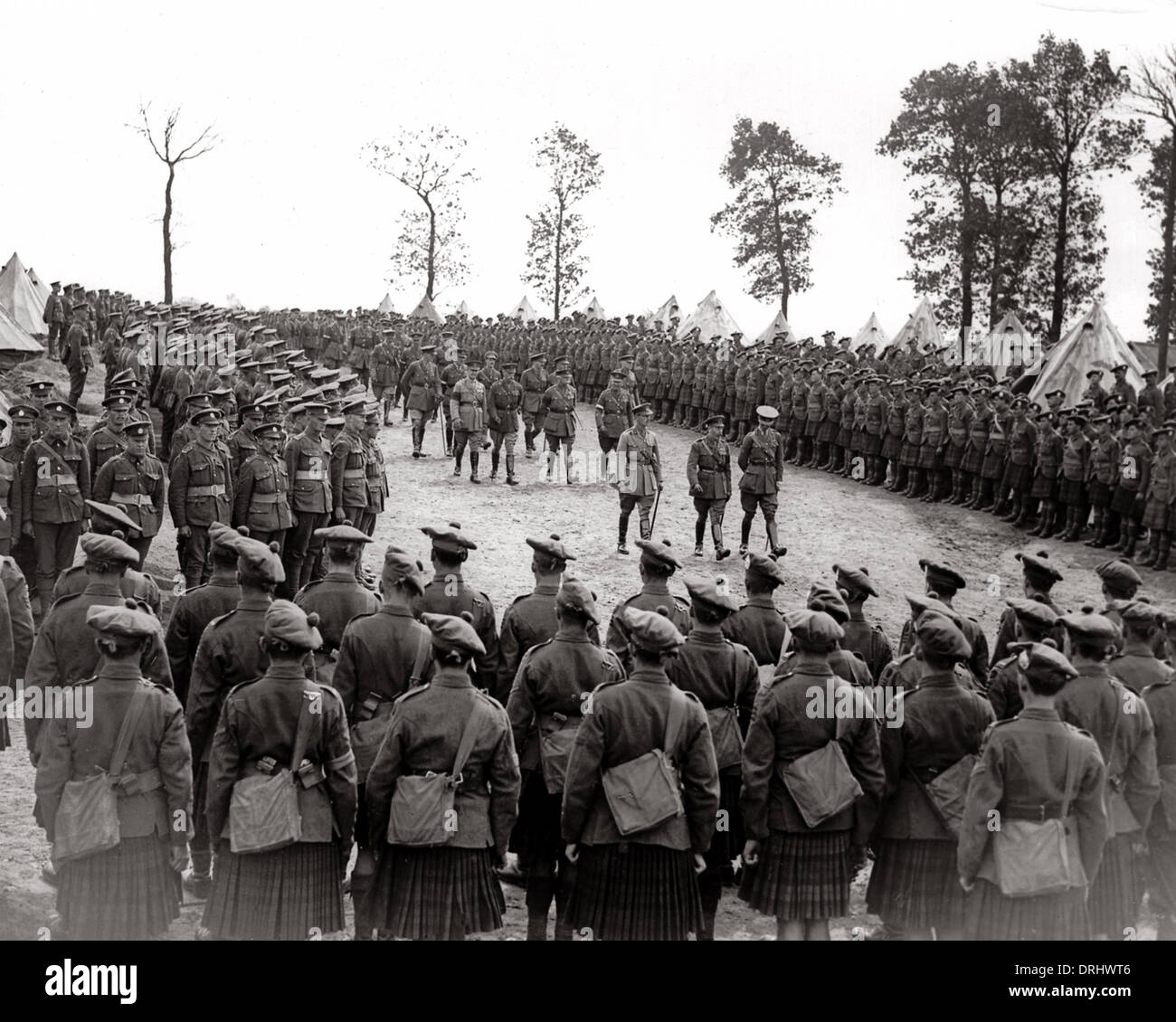 Re Giorgio V di ispezionare le truppe scozzesi, WW1 Foto Stock