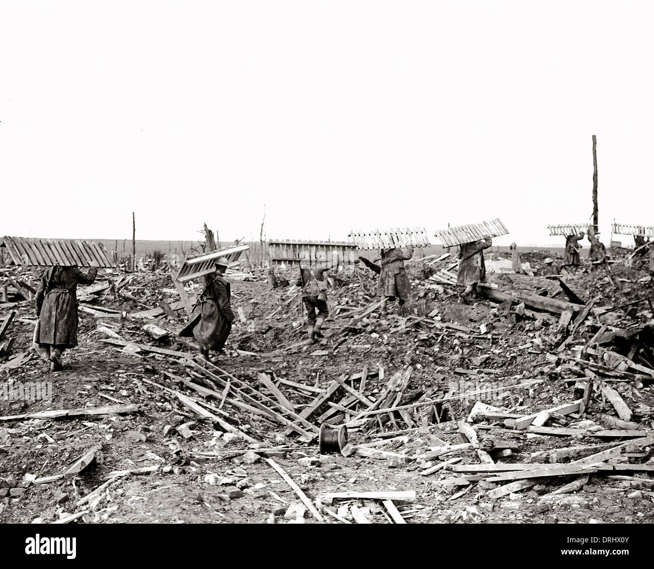 Soldati britannici con imbarco per trincee, WW1 Foto Stock