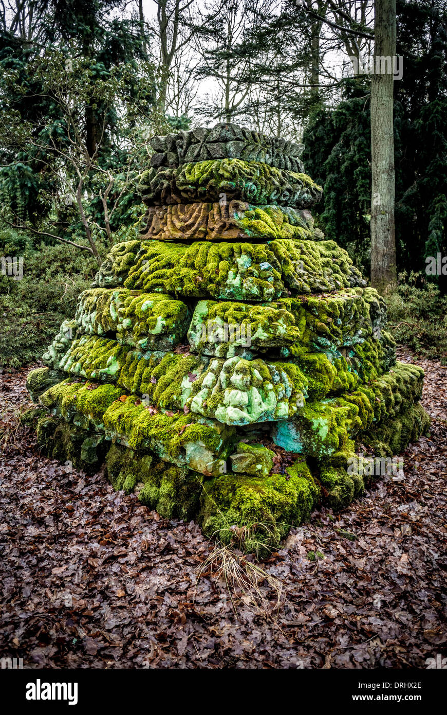 Moss coperto Aztec Piramide nei boschi a Castle Howard, North Yorkshire. Foto Stock