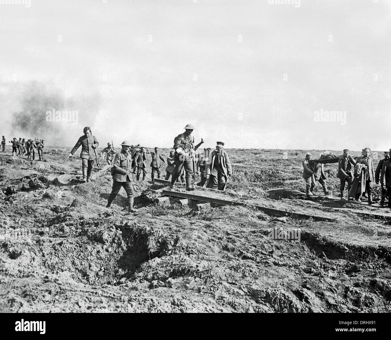 I prigionieri di guerra tedeschi portano indietro British feriti, Morval, WW1 Foto Stock