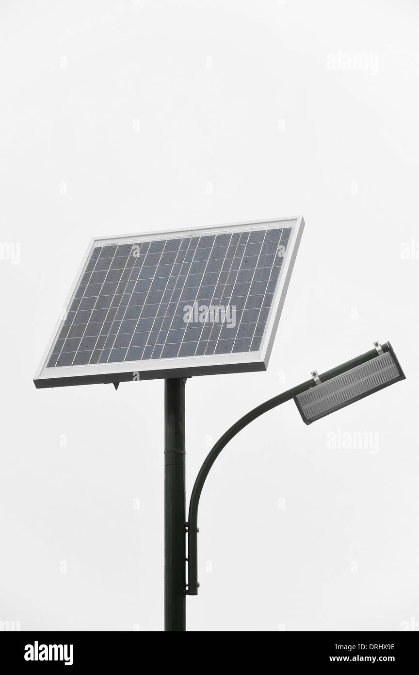 Illuminazione pubblica pole con pannello fotovoltaico Foto Stock