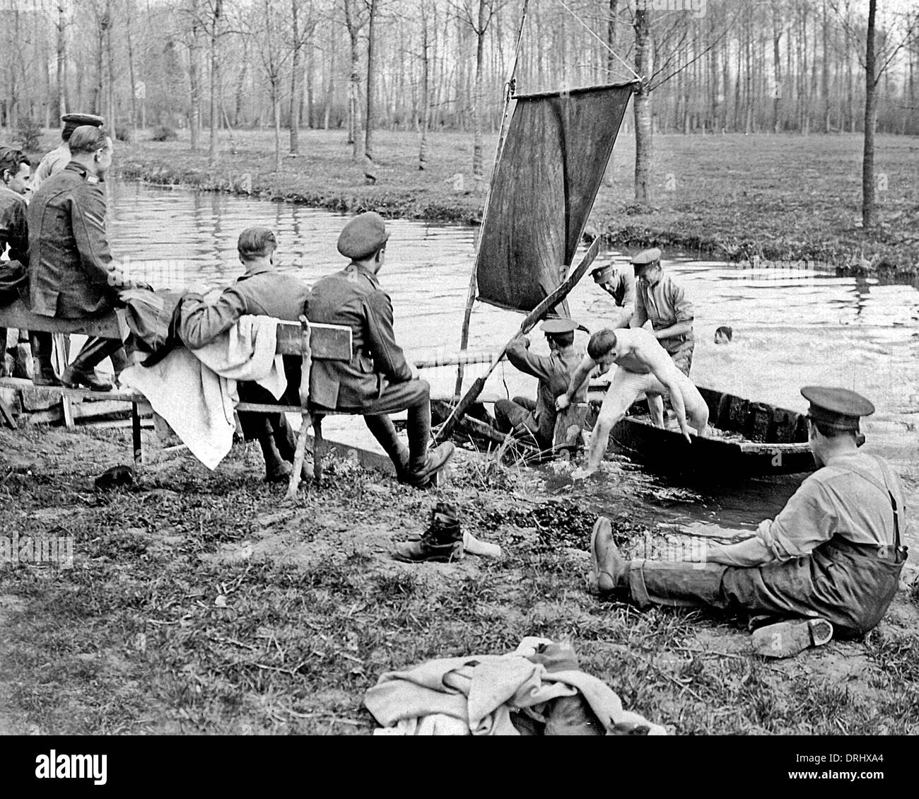 I soldati britannici in barca durante la pausa di riposo, WW1 Foto Stock