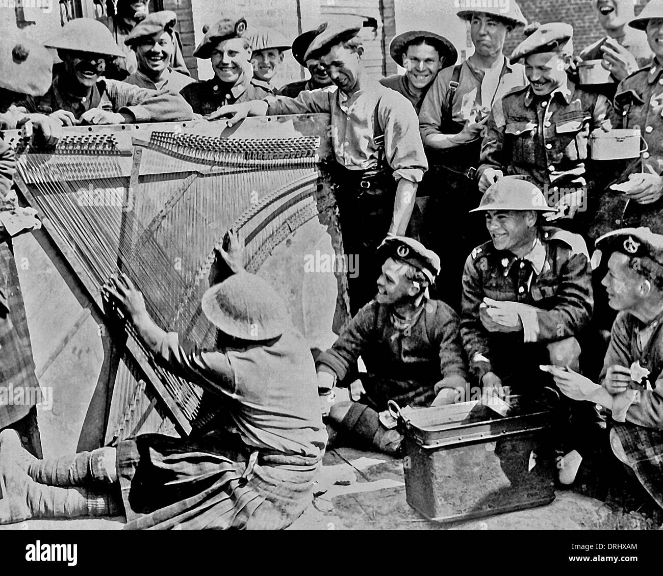 Soldati alleati rilassante con musica di pianoforte, WW1 Foto Stock