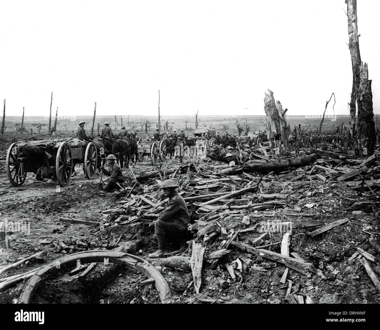 Portando il catturato tedesco pistole, fronte occidentale, WW1 Foto Stock