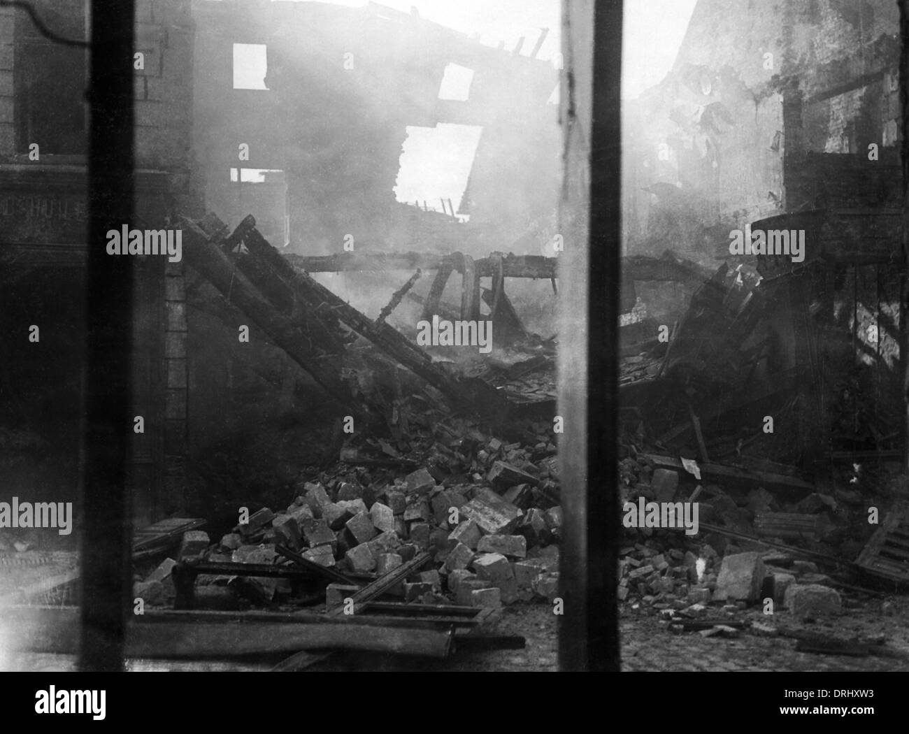 Edificio in fiamme, Bapaume, fronte occidentale, WW1 Foto Stock