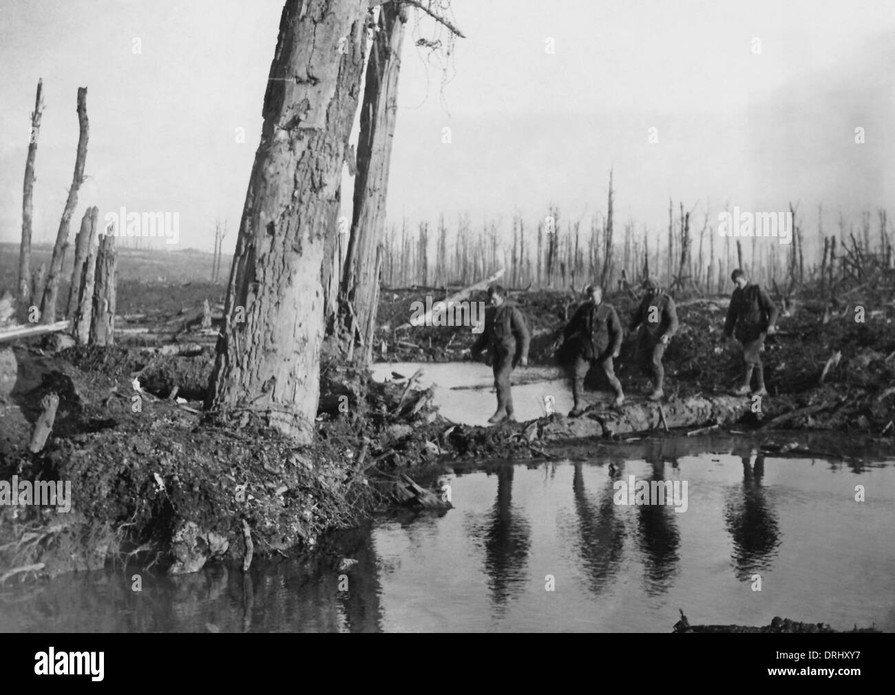 Soldati britannici sul ponte improvvisato, fronte occidentale, WW1 Foto Stock