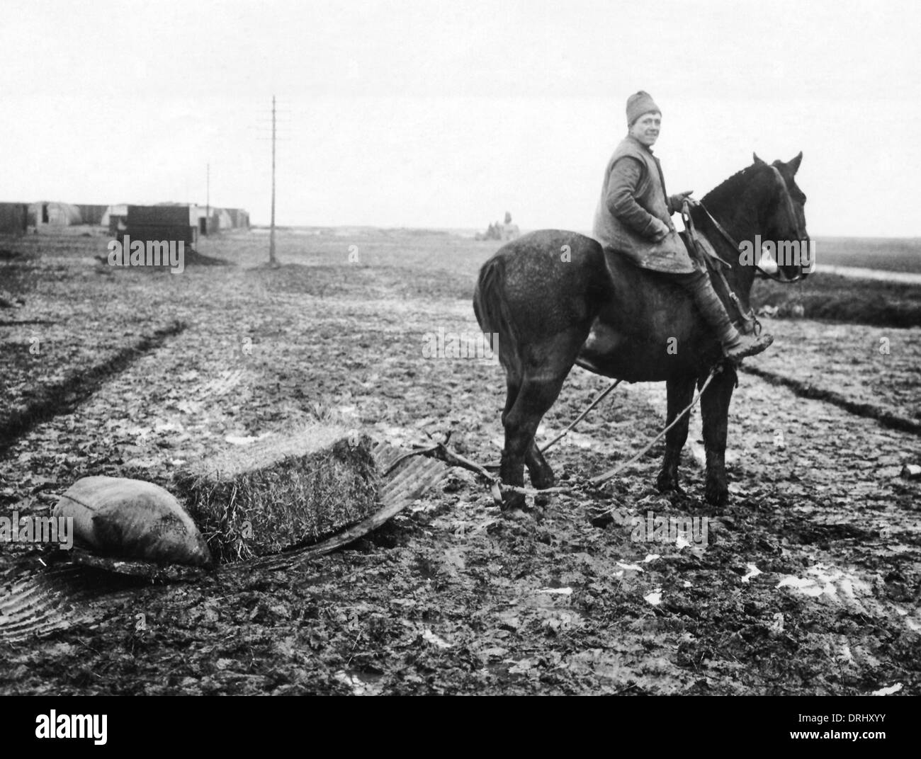 Soldato britannico con ferro corrugato per trasporto, WW1 Foto Stock