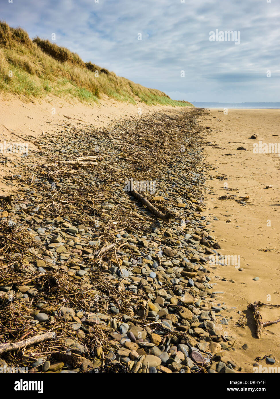 Flotsam lungo l alta marea su Saunton sands beach vicino Braunton, North Devon, Inghilterra Foto Stock