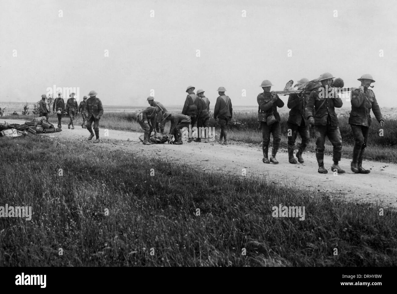 Le truppe britanniche portando i feriti, WW1 Foto Stock