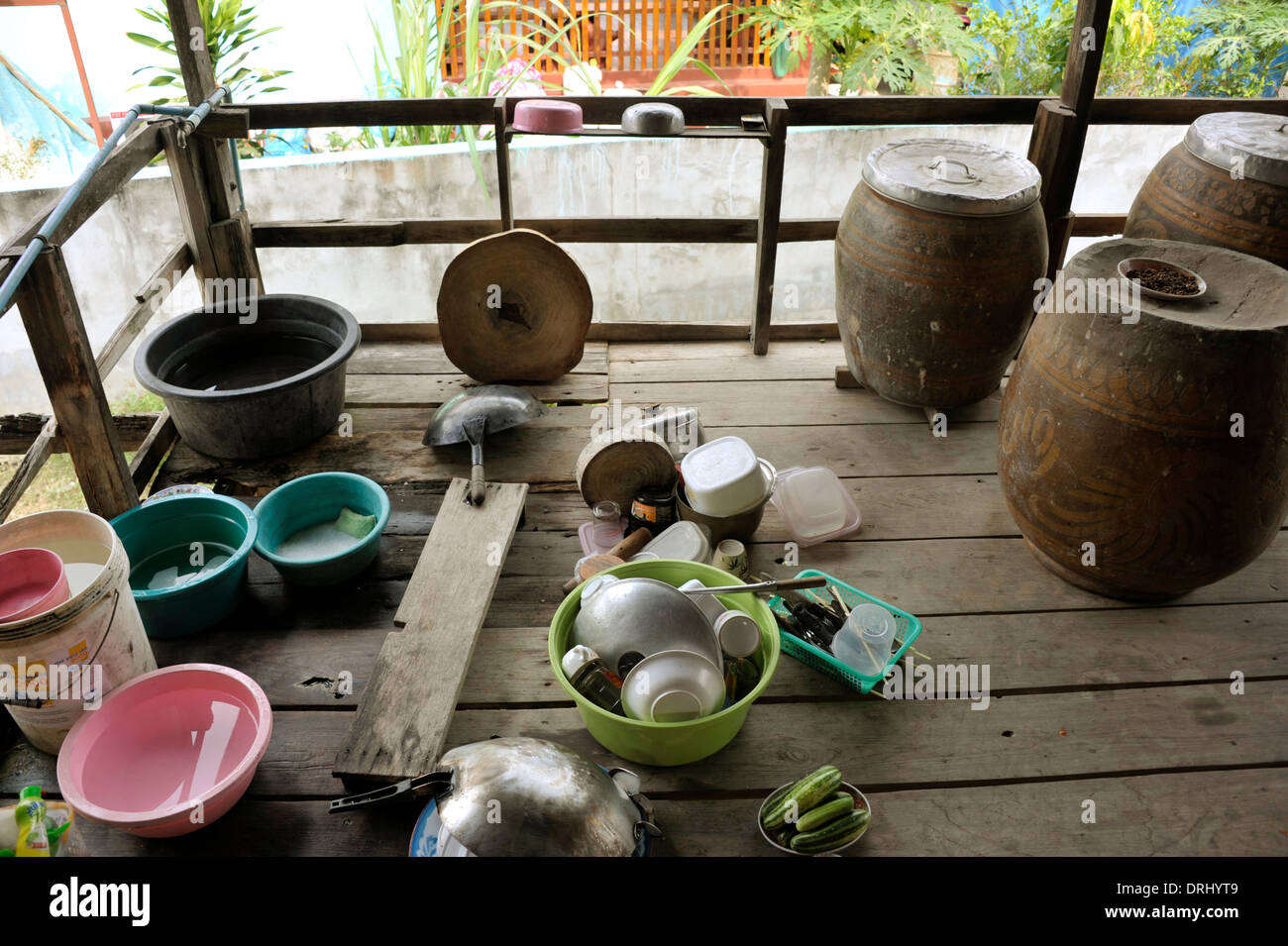 Cucina preparazione alimentare area di un tradizionale rurale della Thailandia home in Kamphaeng Phet. Foto Stock