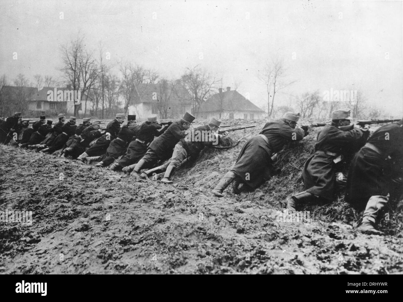 Soldati austriaci pronto a far fuoco, Galizia, WW1 Foto Stock