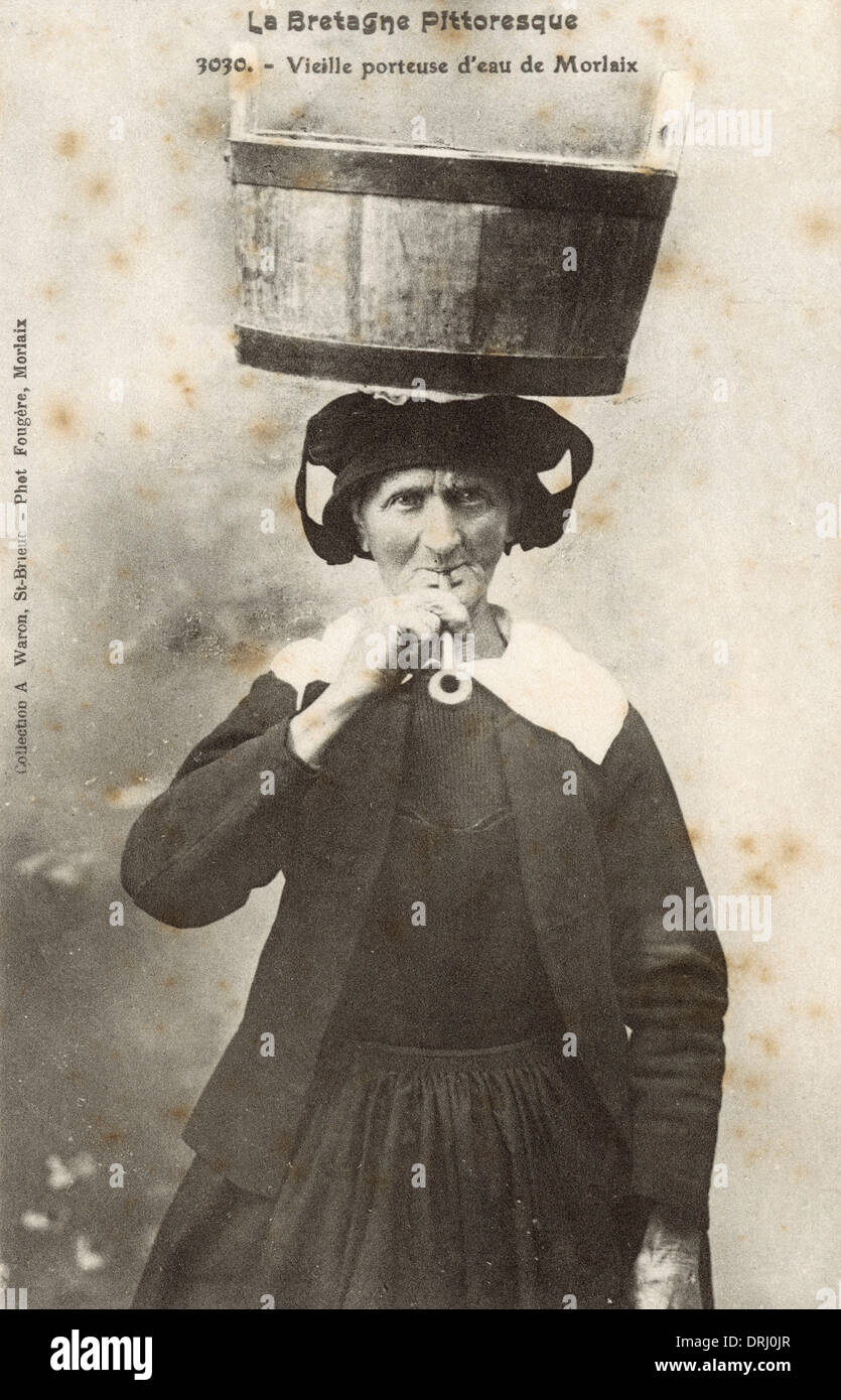 Francese antico Water Carrier di fumare un tubo Foto Stock