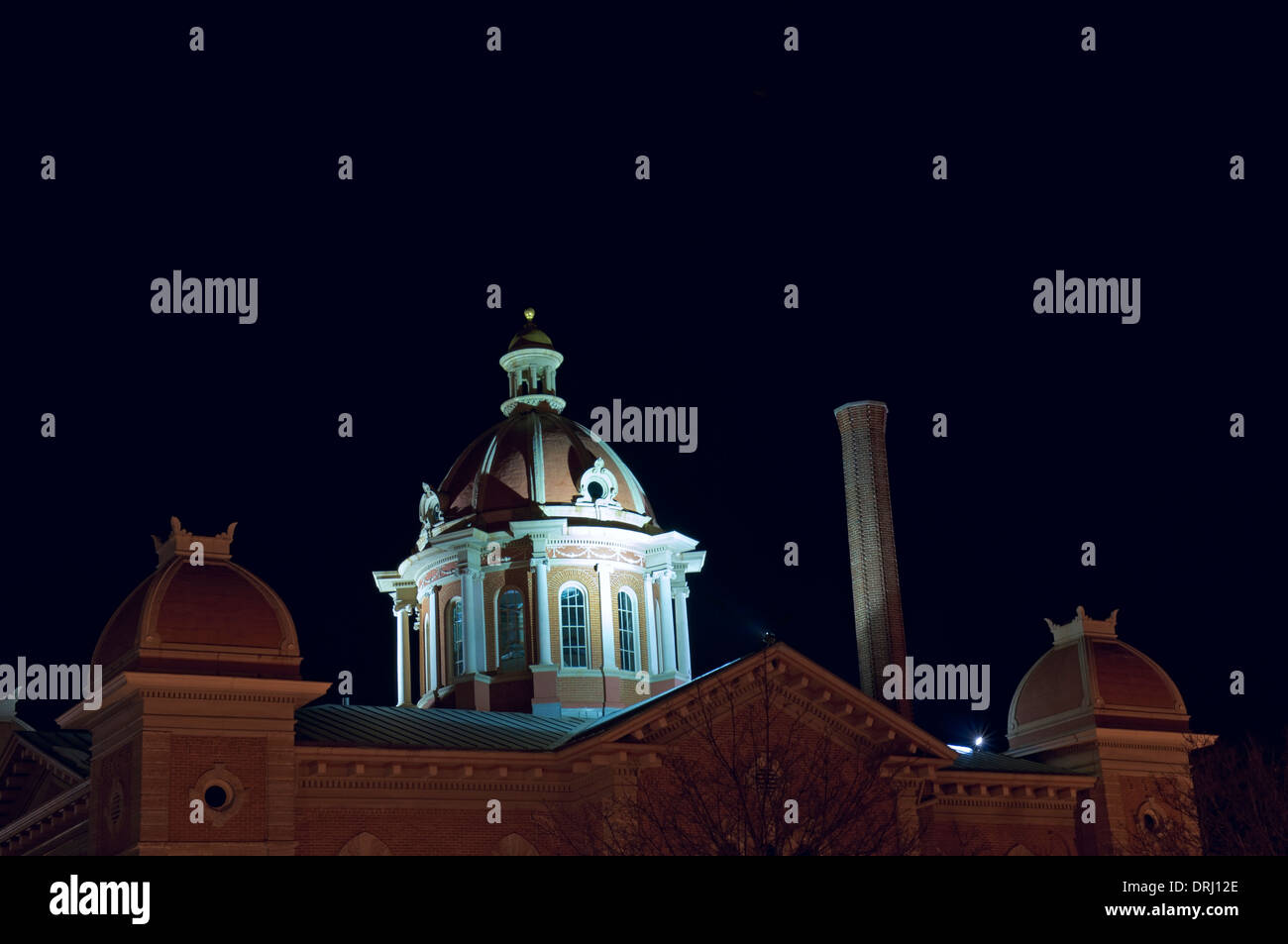 Ex Dakota County Courthouse ora City Hall illuminata di notte in Hastings Minnesota Foto Stock