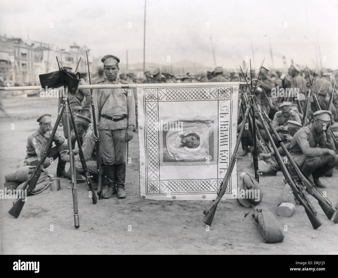 Soldati russi con il colore del reggimento, Salonicco, WW1 Foto Stock