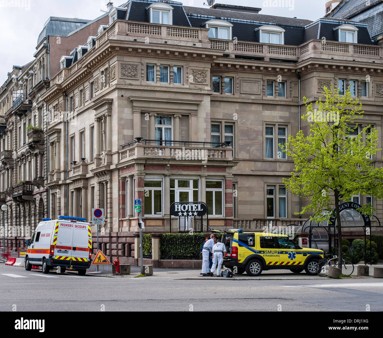 SAMU mobile il servizio di emergenza medica auto e paramedico ambulanza di fronte hotel Strasbourg Alsace Francia Foto Stock