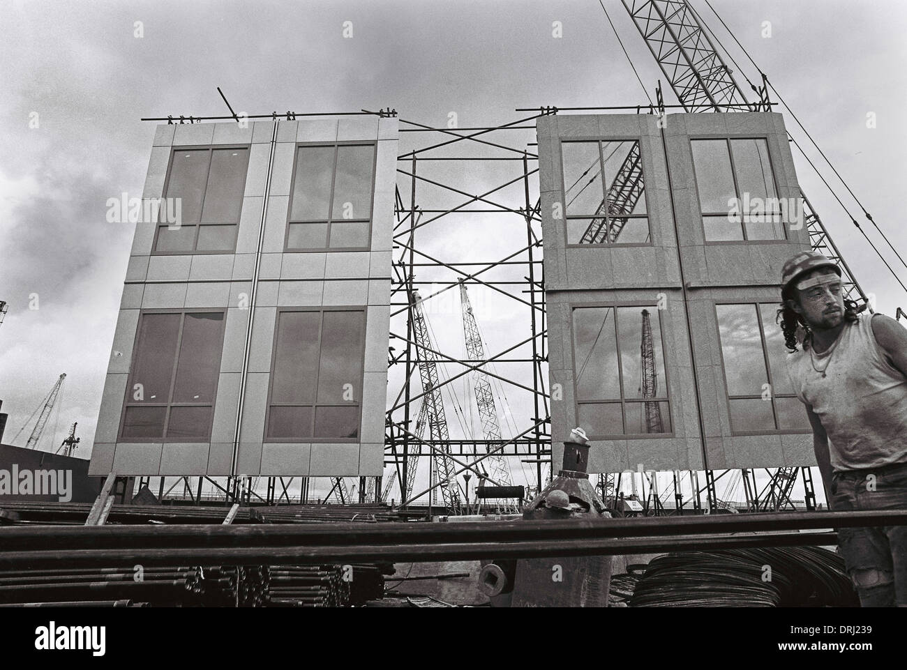 Questa immagine mostra la scelta di differenti rivestimenti per la costruzione di n. 1 Canada Square, Canary Wharf, ​during le prime fasi della costruzione nel 1988. Foto Stock