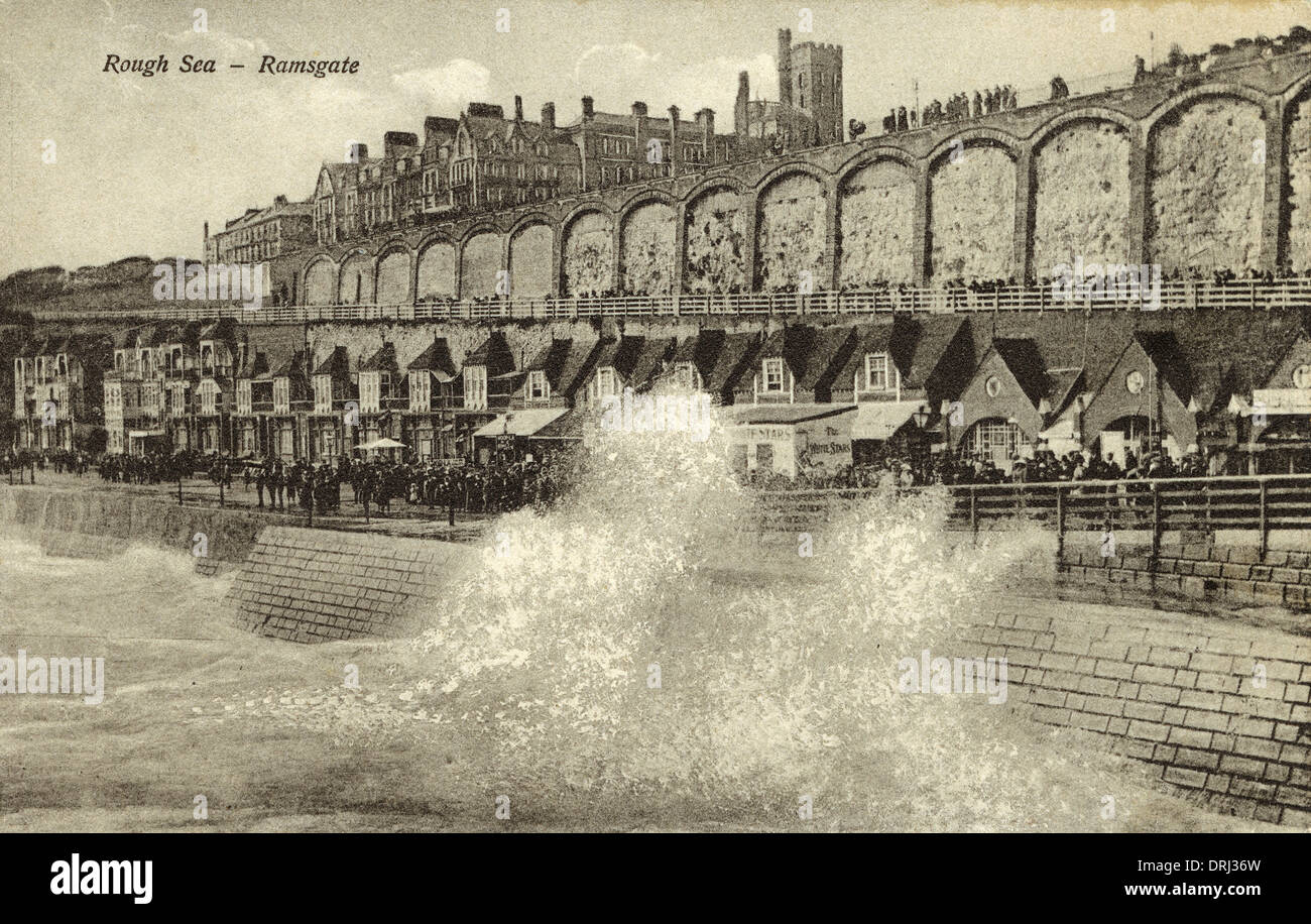 Il mare agitato ha colpito il lungomare a Ramsgate Kent Foto Stock