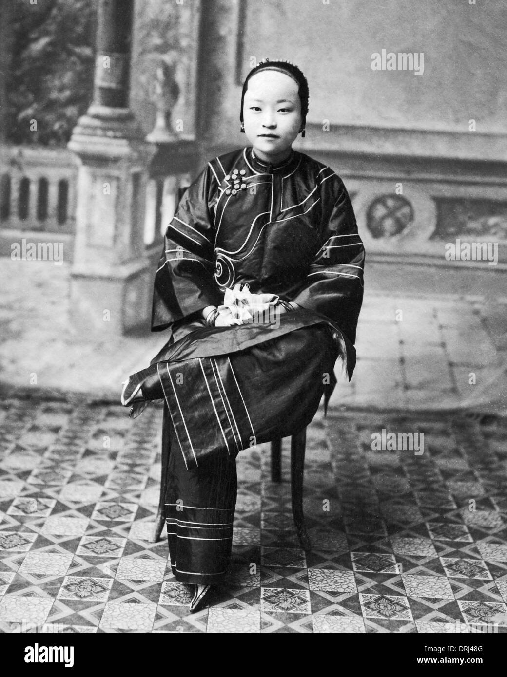 Laureati cinesi vestiti con i costumi del periodo repubblicano (1912-1949)  pone per le foto di laurea all'università di Nanjing nella città di Nanjing  East mento Foto stock - Alamy