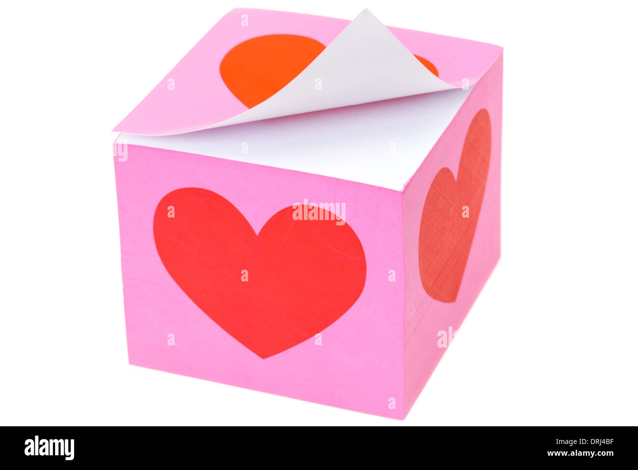 Una rosa di carta adesiva appunti blocco con un cuore rosso design - studio shot con uno sfondo bianco Foto Stock