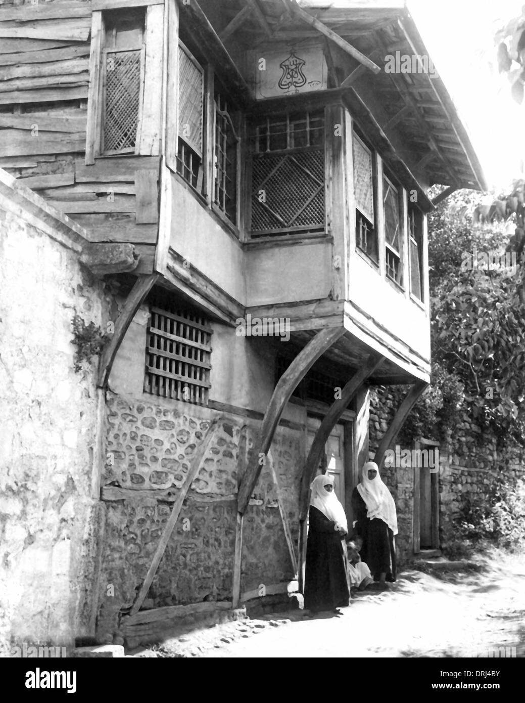 Due donne al di fuori casa, Turchia Foto Stock