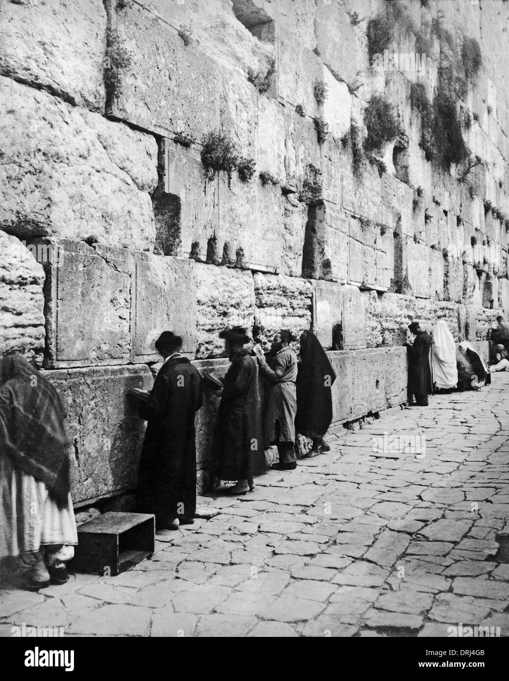 Il popolo ebraico in preghiera al Muro del pianto di Gerusalemme Foto Stock