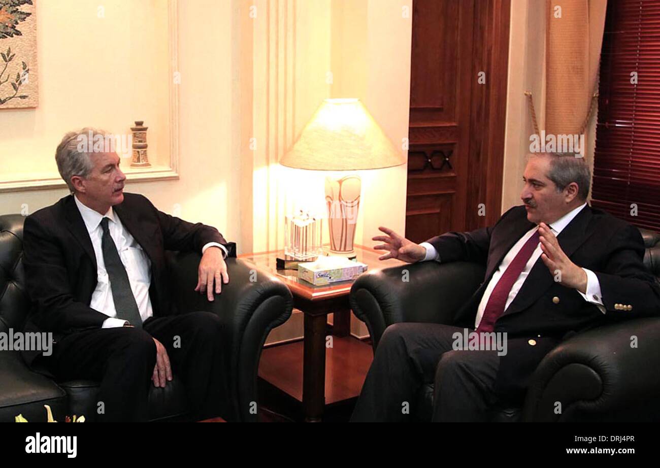 Amman, Giordania. Il 27 gennaio 2014. La Giordania Il Ministro degli Esteri di Nasser Judeh (R) si riunisce con la visita NEGLI STATI UNITI Il vice Segretario di Stato William Burns in Amman, Giordania, Gennaio 27, 2014. (Xinhua/Alamy Live News) Foto Stock