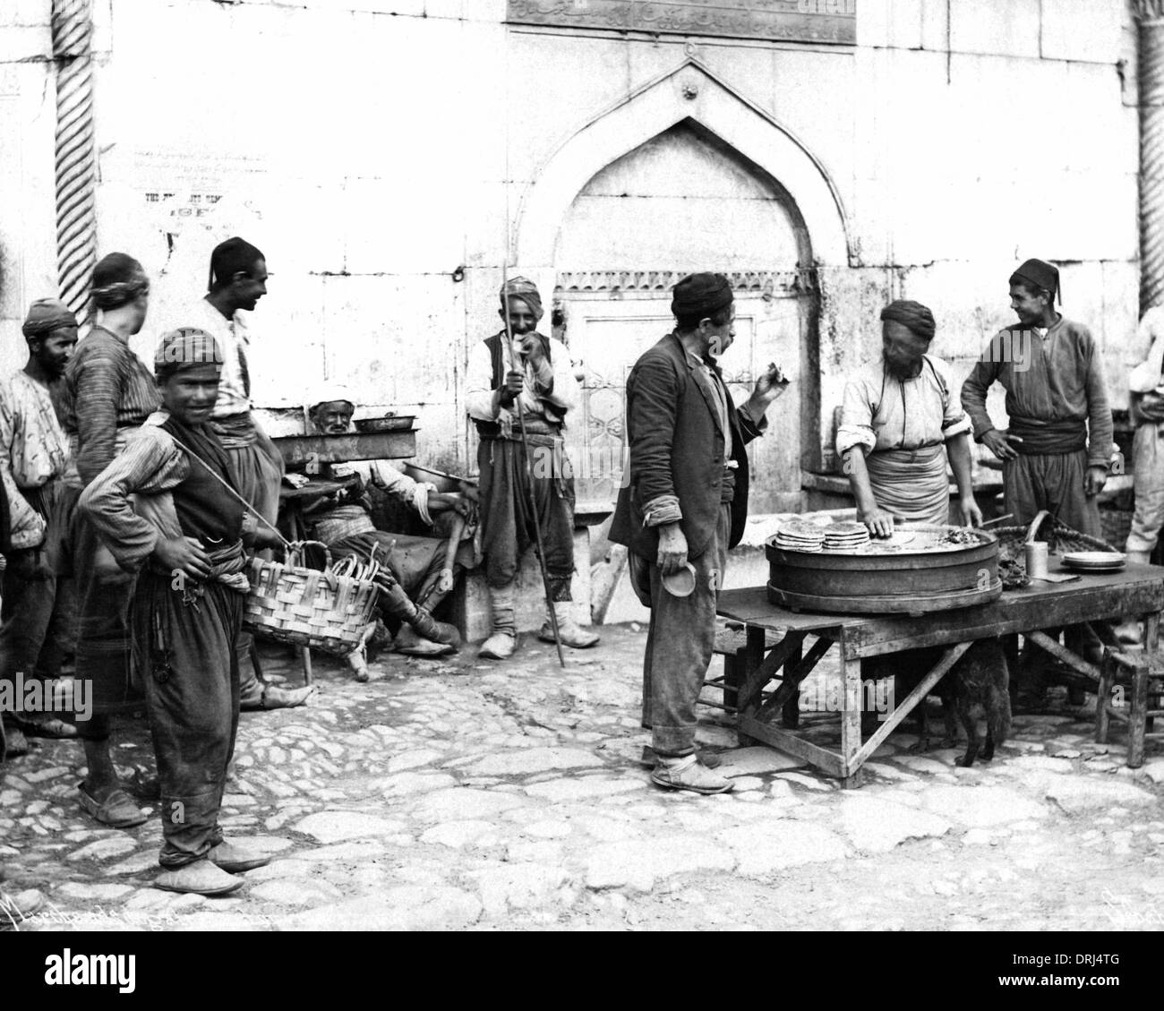 Scena di strada con pane fornitore, Turchia Foto Stock