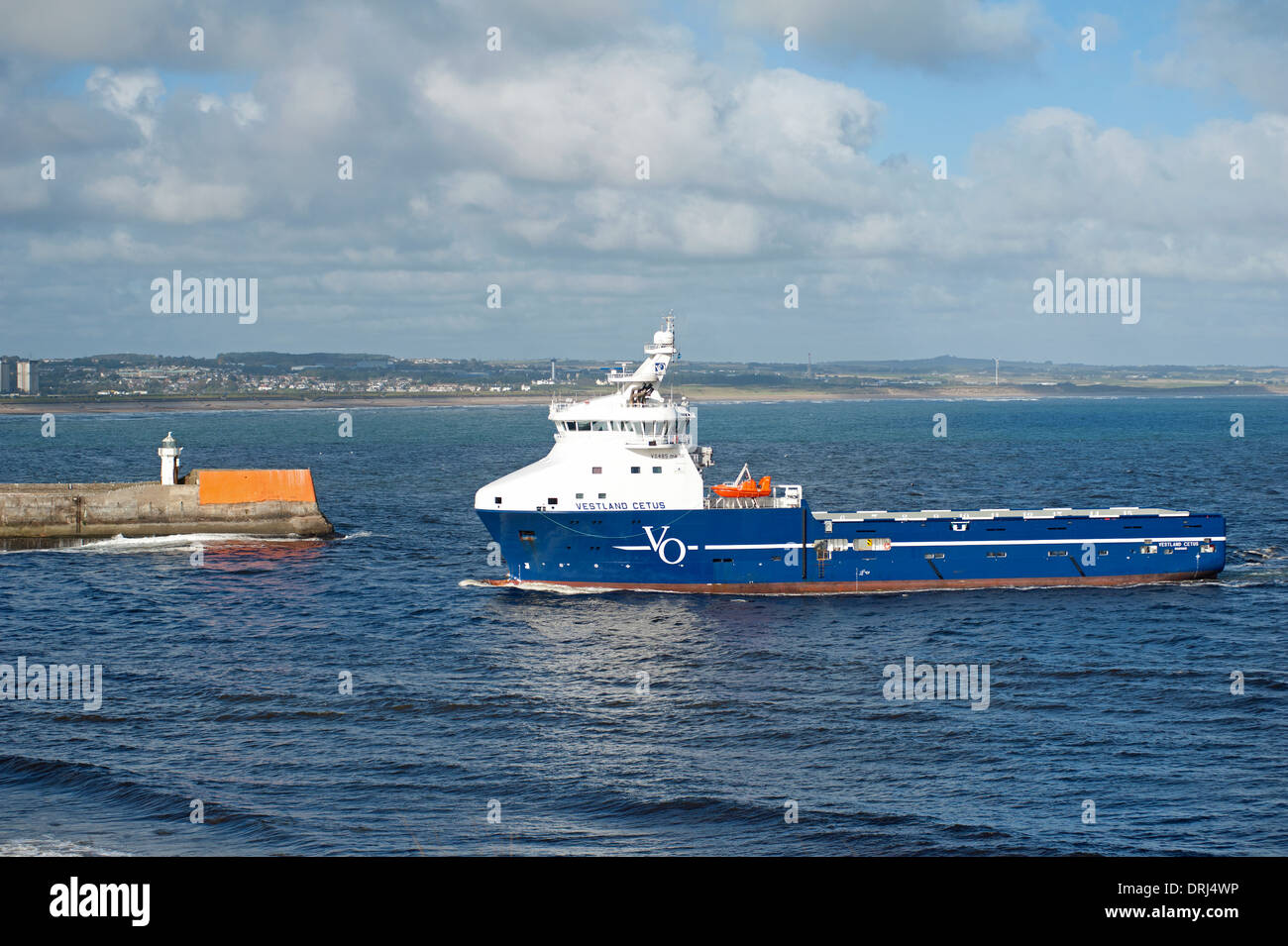 Alimentazione olio nave ritorna al porto di Aberdeen pronto per il trasporto di carico fresco al mare del Nord i campi. SCO 9265. Foto Stock