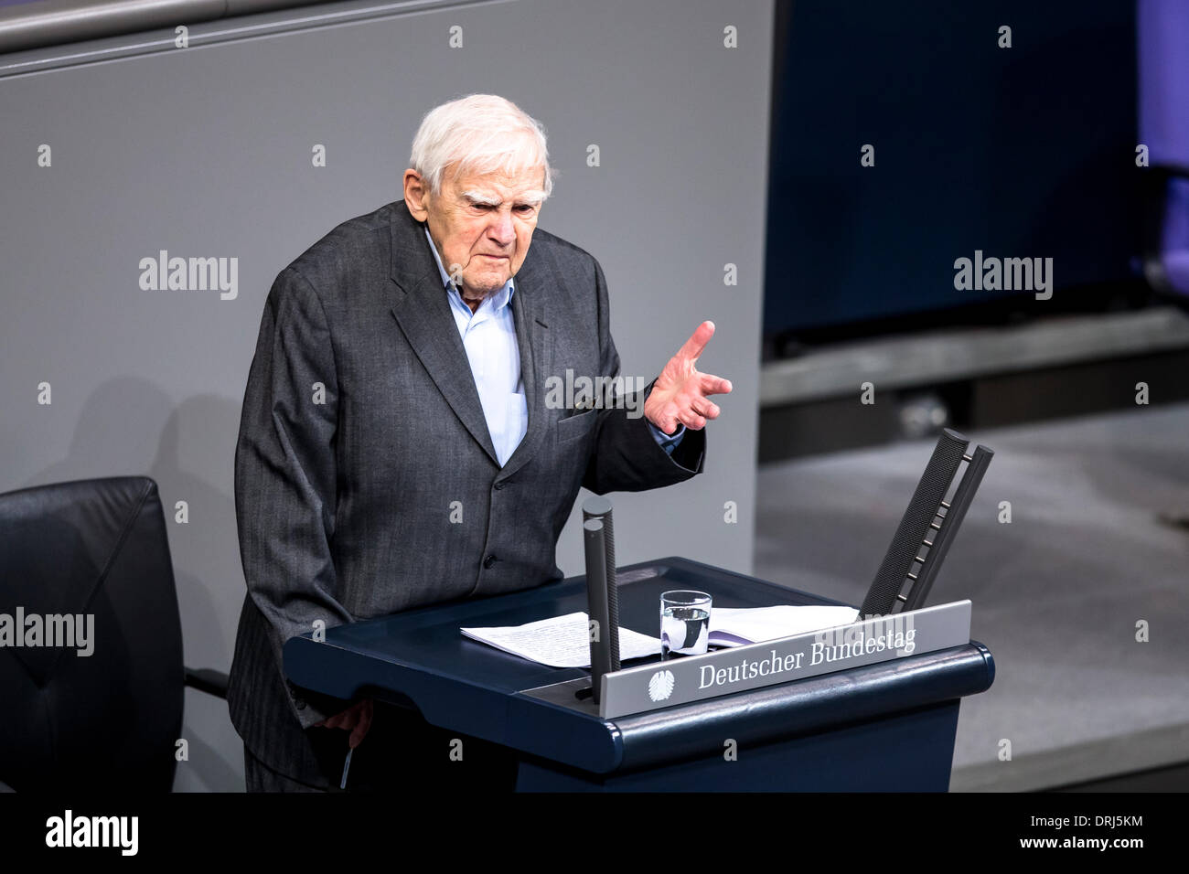 Berlino, Germania. Gennaio 27th, 2014. Cerimonia nel Parlamento tedesco in memoria delle vittime del nazionalsocialismo. / Immagine: 95-anno-vecchio autore russo Daniil Granin sopravvissuto l assedio di Leningrado tiene il discorso commemorativo. Credito: Reynaldo Chaib Paganelli/Alamy Live News Foto Stock