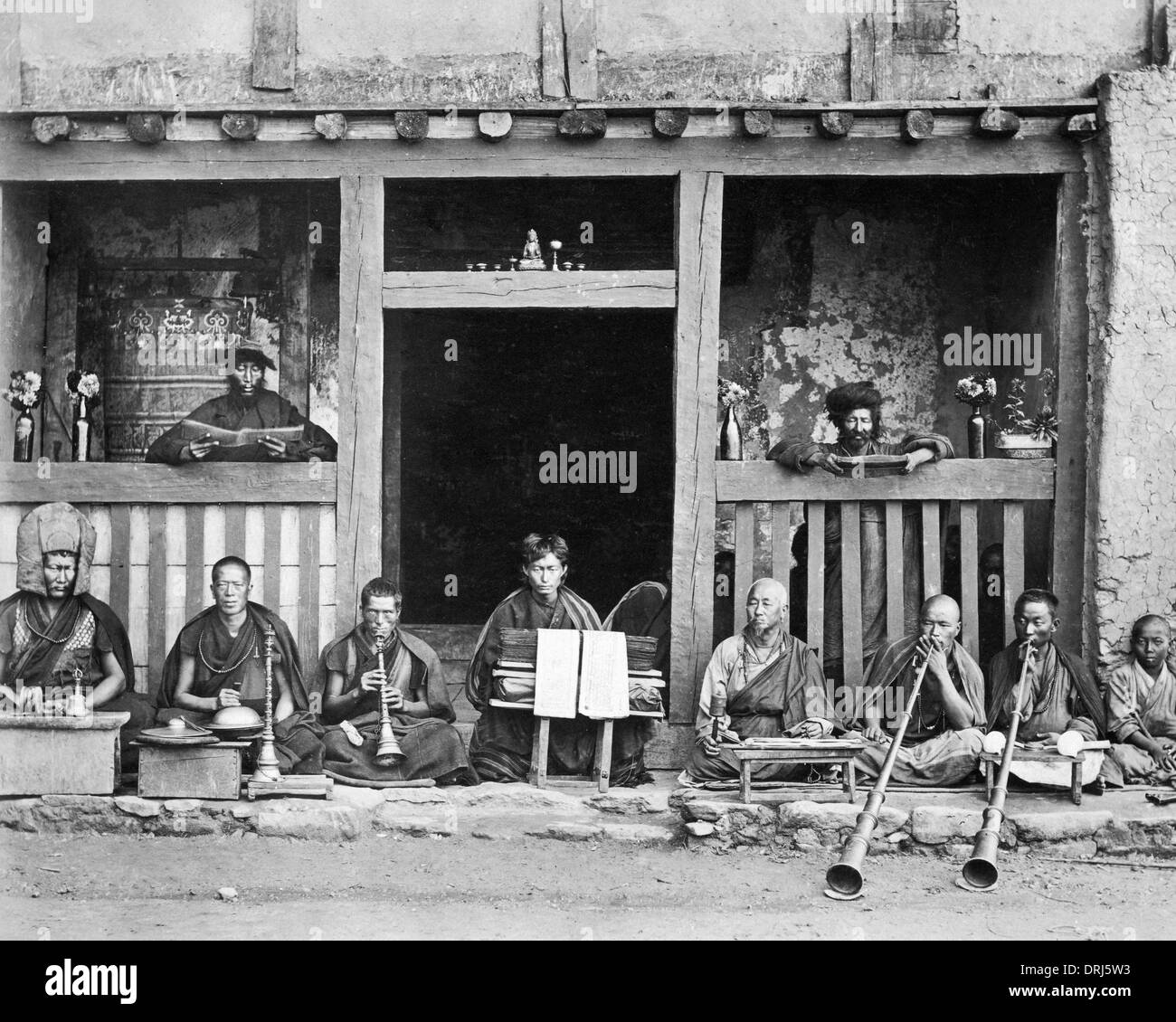 I monaci con strumenti musicali, India settentrionale Foto Stock